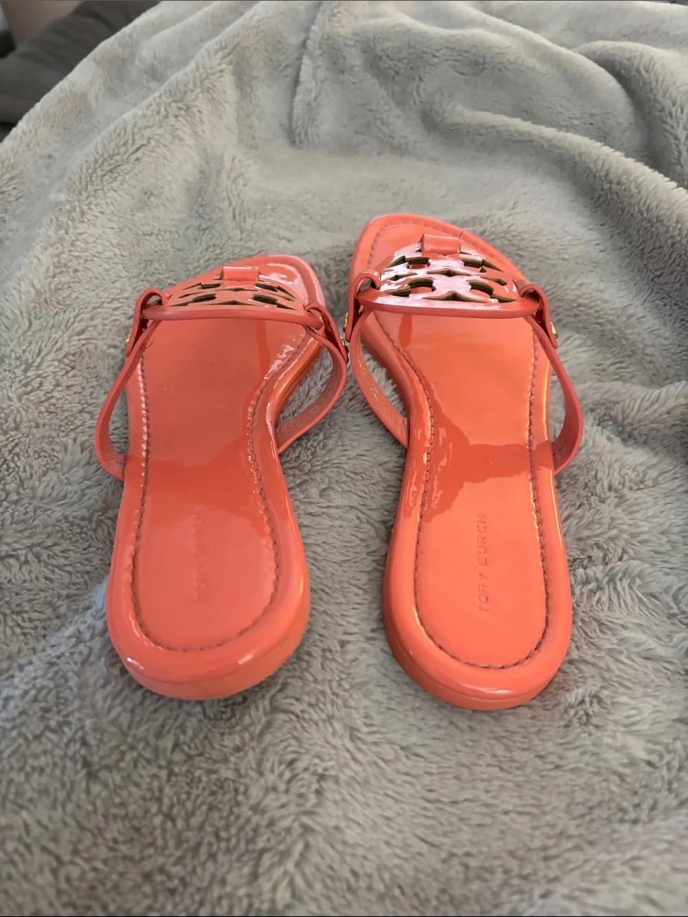 Like New! Tory Burch Women's Coral Patent Logo-Style Thong Sandals